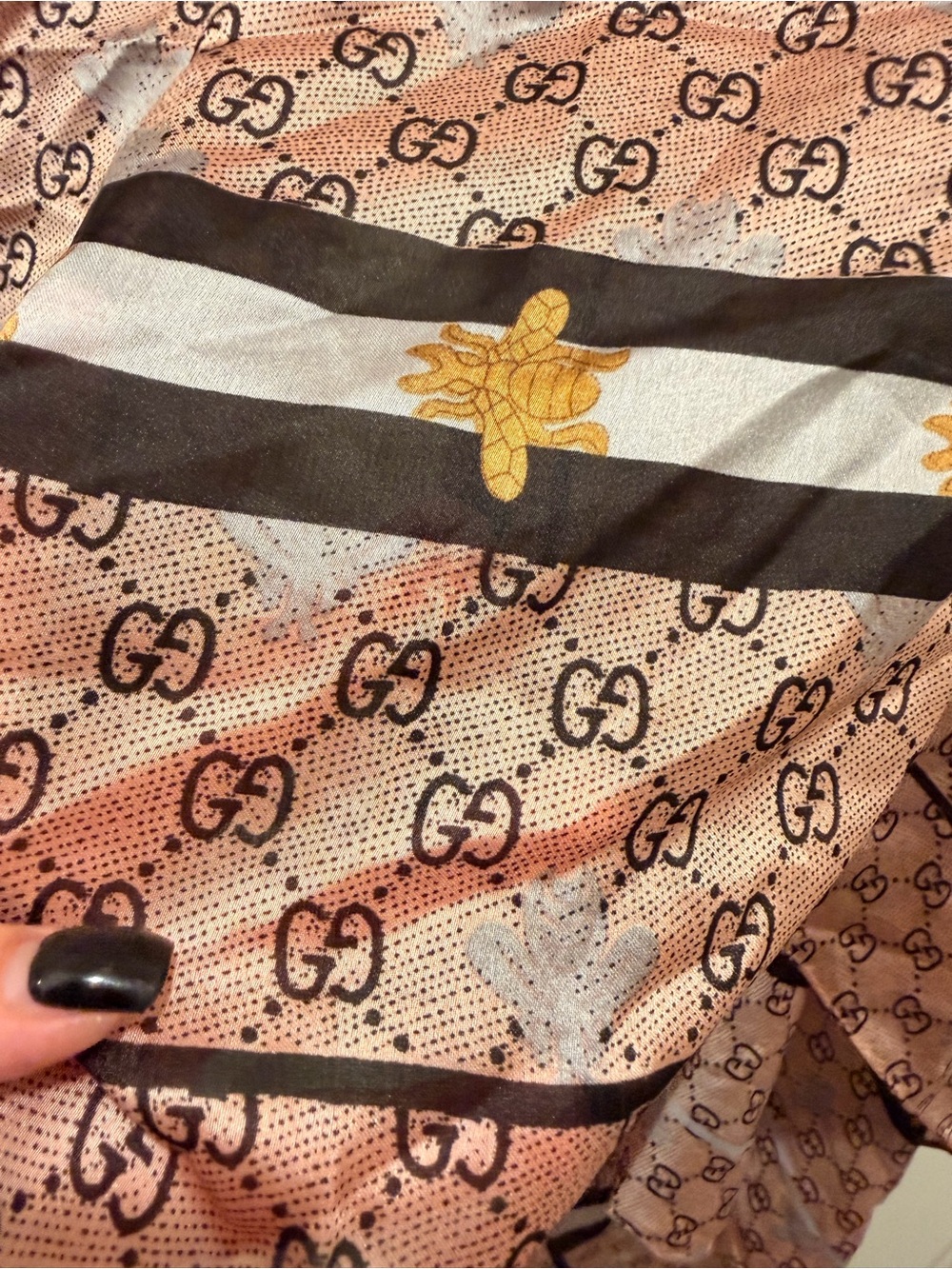 Gucci GG Supreme Bee
Print Silk Scarf 35*70 - Picture 6 of 6